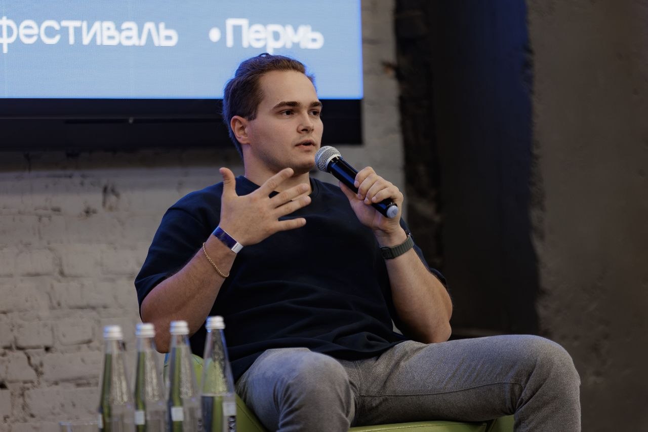 Mikhail Vakulich auf der Bühne des Jugendfestivals in Perm